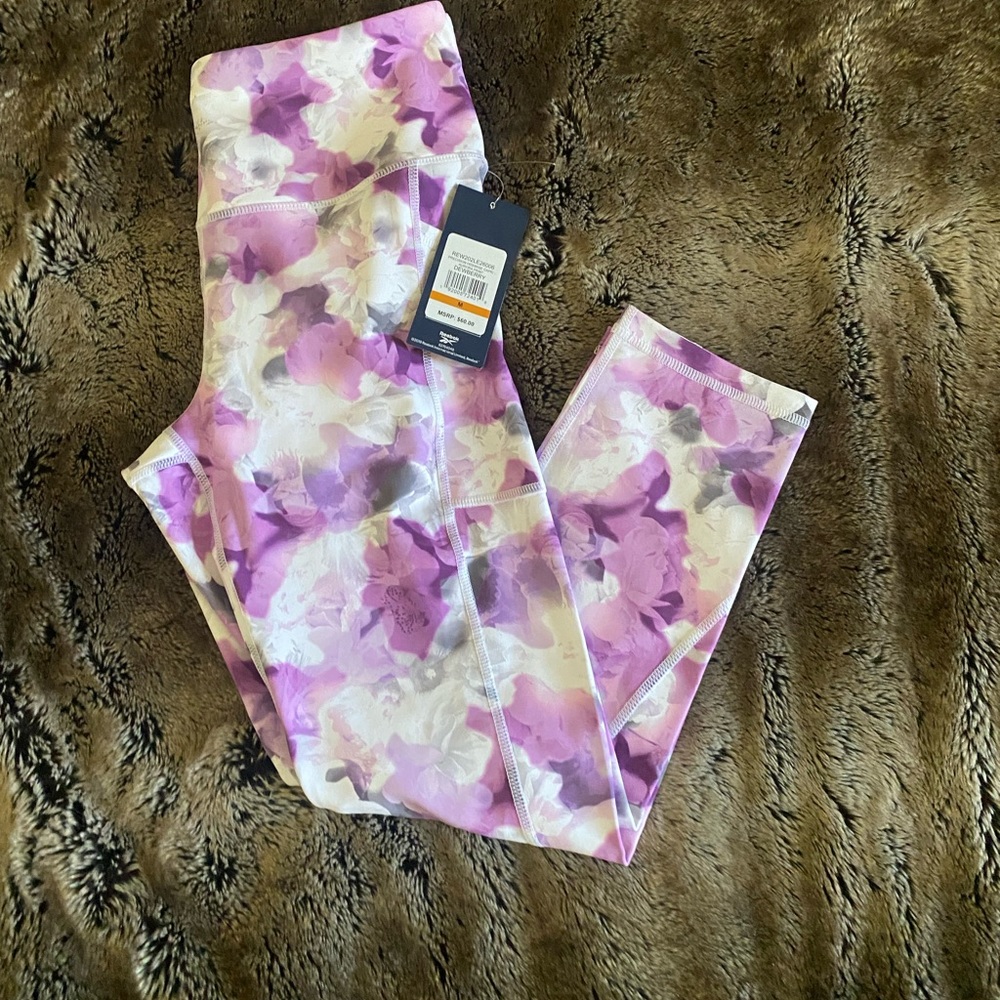 Women’s Skinny Capri High Rise Leggings. Size Medium.